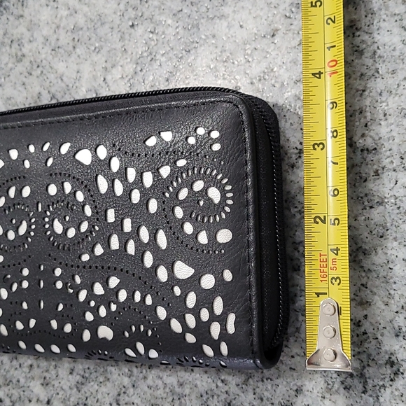 Black and White Lace Design Wristlet Wallet - Picture 7 of 8